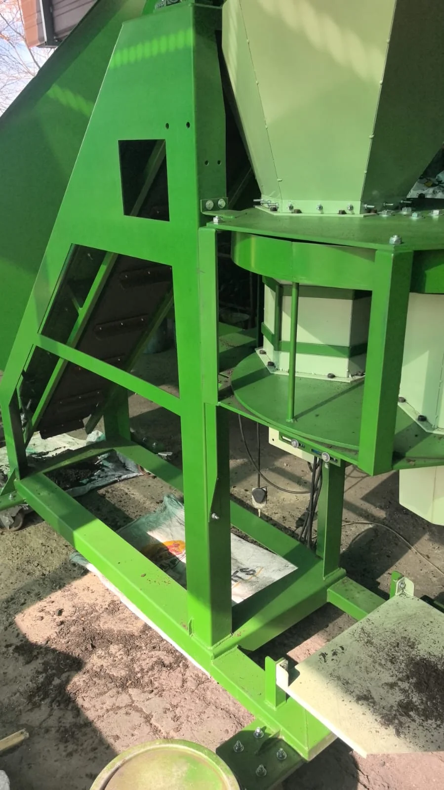 Close-up of the gravity packer's measuring chambers and adjustment mechanism
