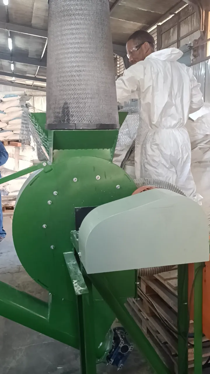 Hammer crusher rotor housing with dust extraction stack on top